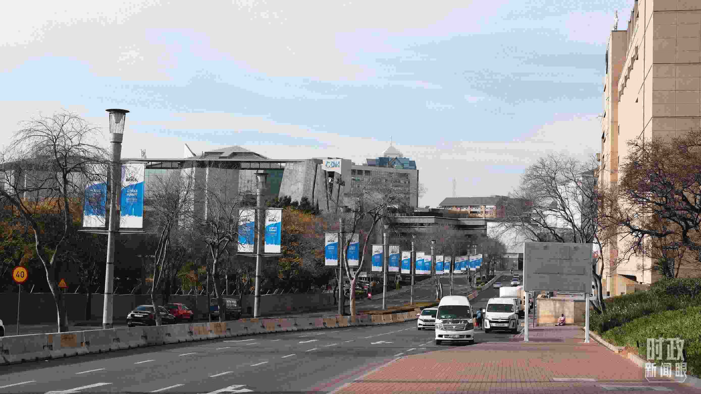 △約翰內(nèi)斯堡，街頭懸掛金磚峰會條幅。（總臺央視記者盧心雨拍攝）