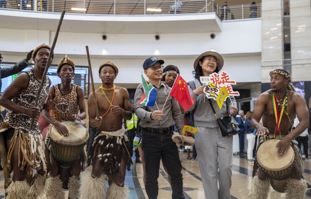在南非約翰內(nèi)斯堡坦博國際機(jī)場，南非舞蹈演員歡迎中國試點恢復(fù)出境團(tuán)隊旅游后首批抵達(dá)南非的中國游客（2023年3月29日攝）。