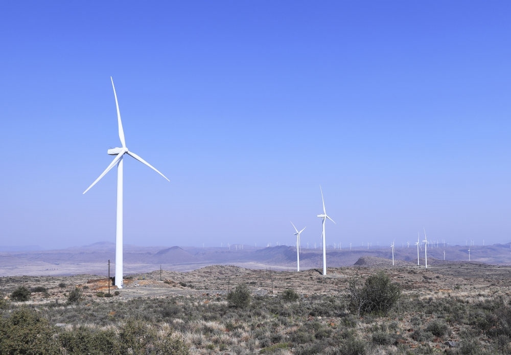 這是在南非北開普省德阿鎮(zhèn)拍攝的德阿風(fēng)電項目風(fēng)機(jī)（2023年8月10日攝）。由中國龍源電力集團(tuán)南非公司運營的德阿風(fēng)電項目每年發(fā)電量超過7.5億千瓦時，相當(dāng)于節(jié)約20多萬噸標(biāo)準(zhǔn)煤，減排二氧化碳約70萬噸。