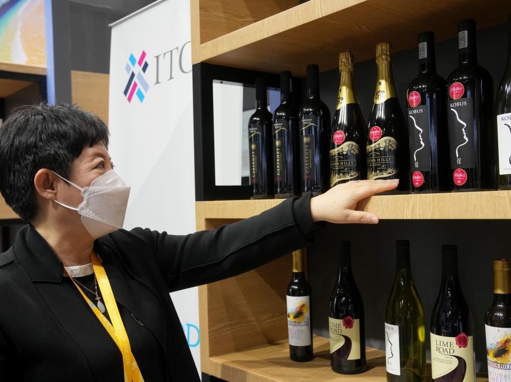 這是在中國上海舉行的第五屆進(jìn)博會上拍攝的來自南非的葡萄酒（2022年11月7日攝）。