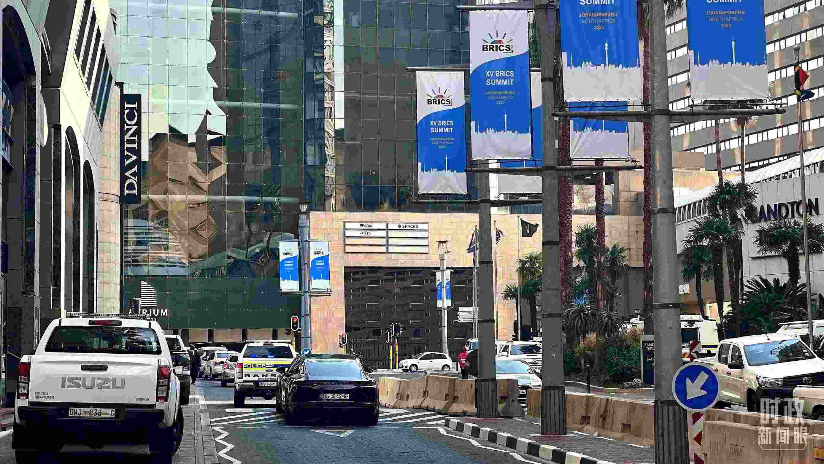 △約翰內(nèi)斯堡街頭的金磚元素。（總臺央視記者程鋮拍攝）