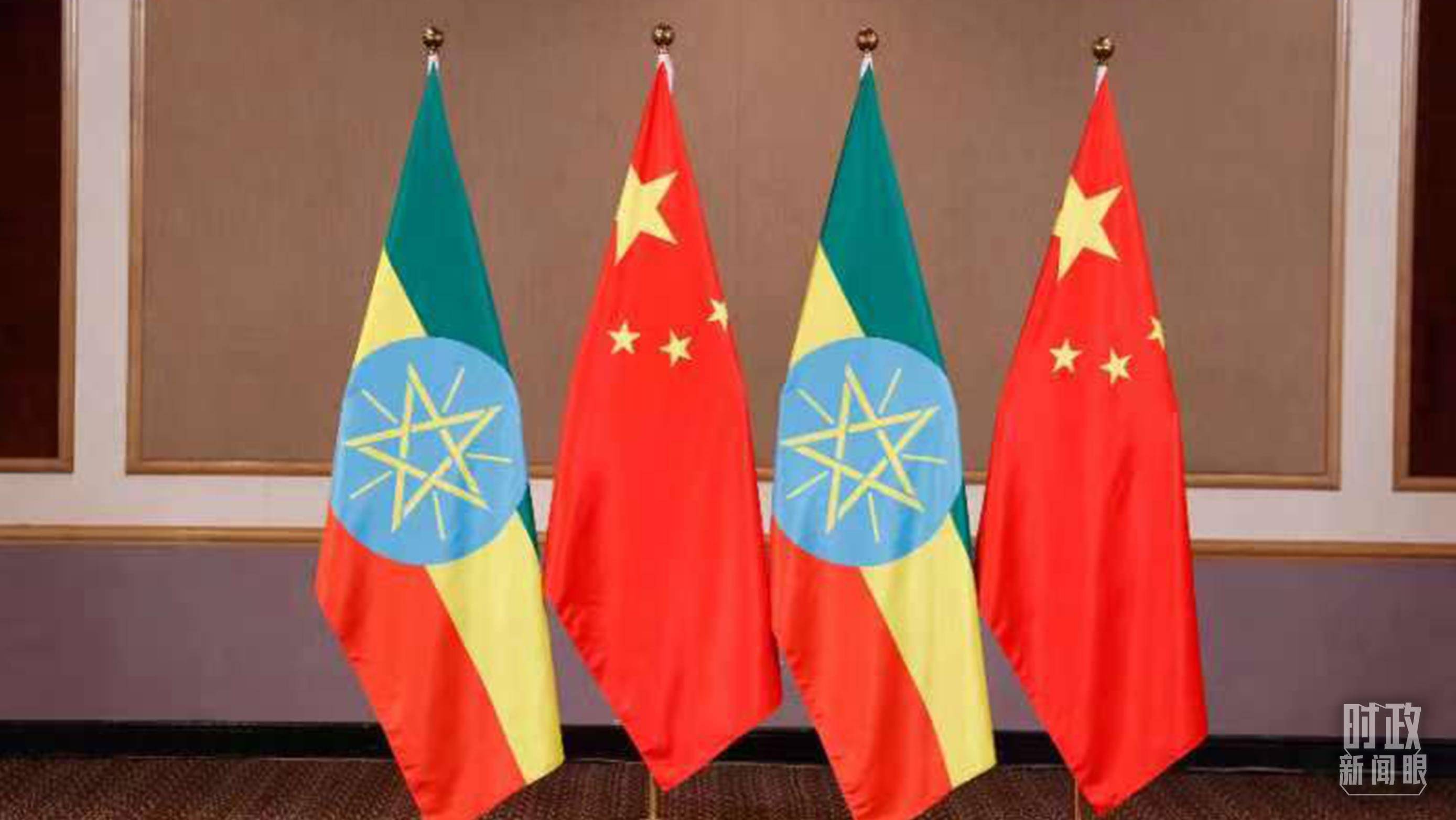 △會見現(xiàn)場的中國、埃塞兩國國旗。（總臺央視記者耿小龍拍攝）