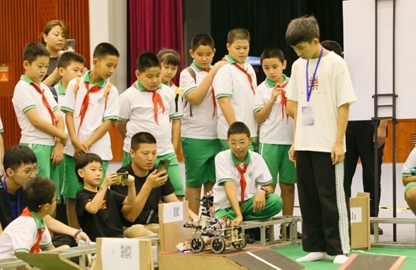 青少年學生現(xiàn)場觀看比賽。北京工商大學供圖