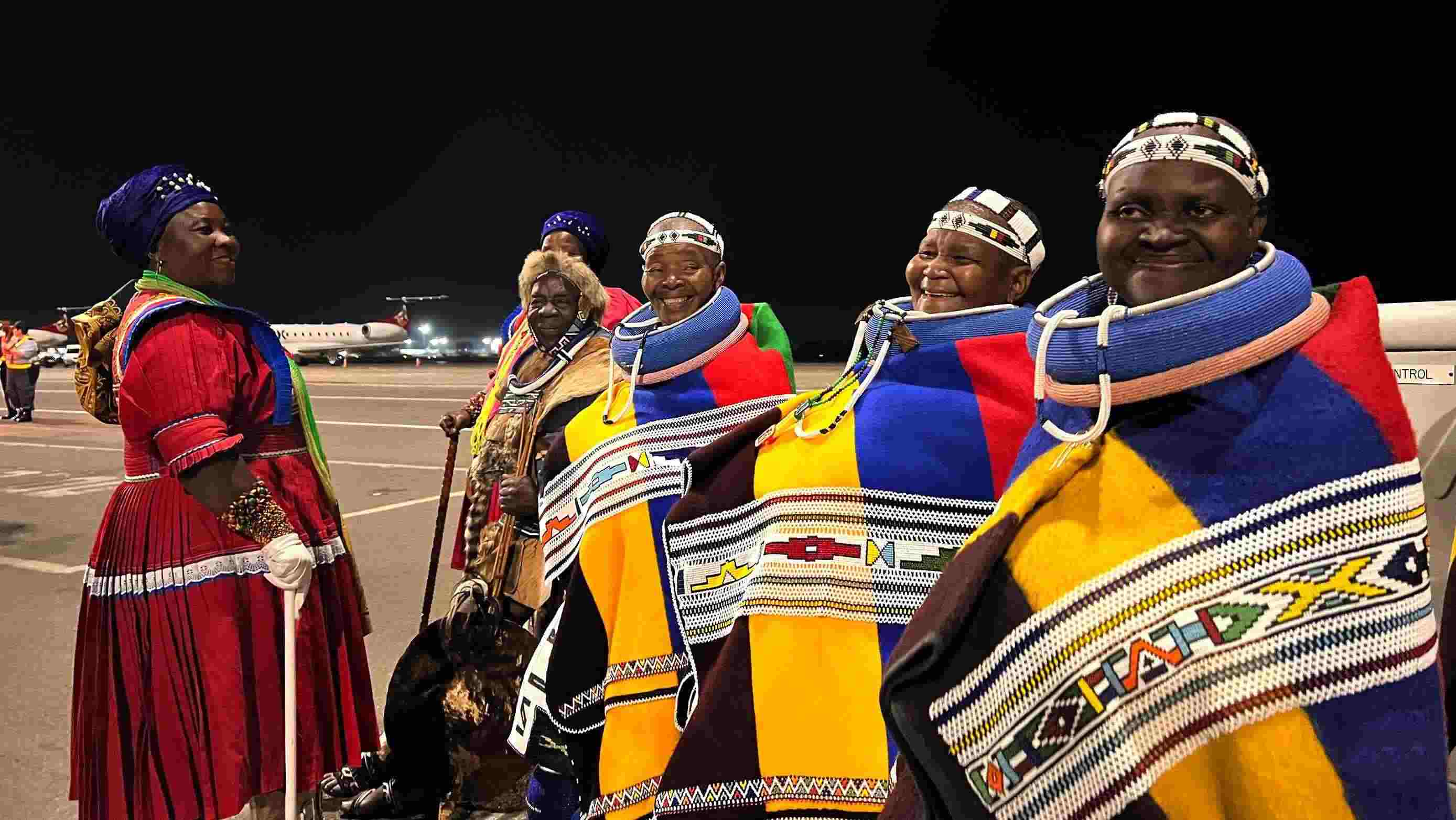 當(dāng)?shù)貢r(shí)間2023年8月21日晚，習(xí)近平主席乘坐的專機(jī)抵達(dá)南非約翰內(nèi)斯堡坦博國際機(jī)場(chǎng)，這是身穿民族服飾迎接的當(dāng)?shù)厝罕姟? width=