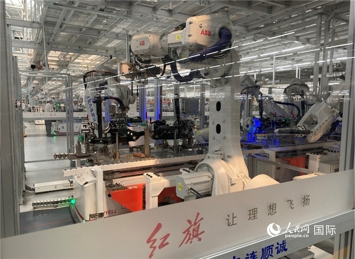 一汽—紅旗繁榮工廠內(nèi)的智能機(jī)器人。人民網(wǎng) 宋歌攝