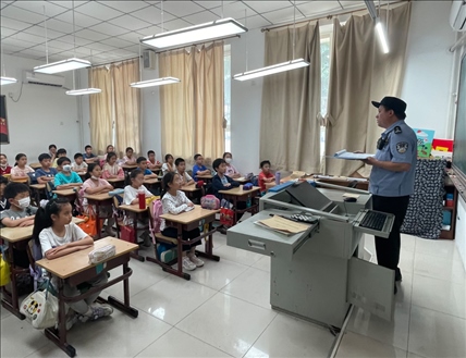 趙超剛在呼家樓中心小學(xué)為學(xué)生們講法治課。受訪者供圖