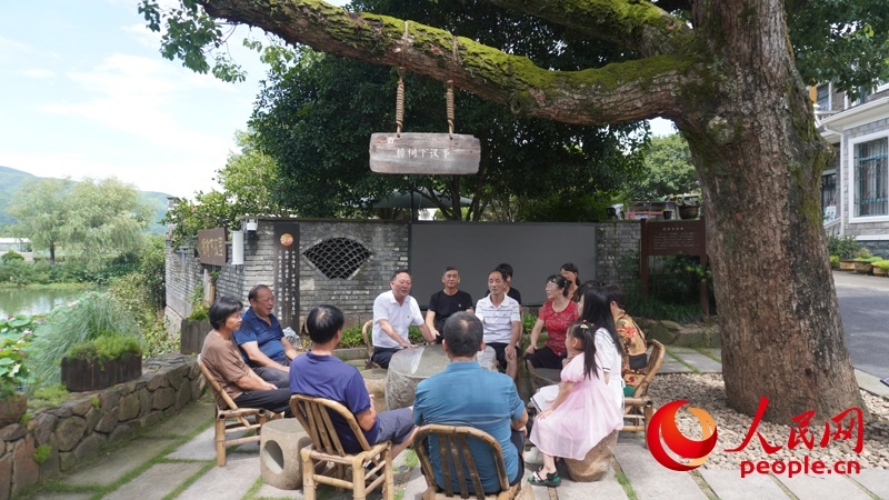 余杭區(qū)徑山鎮(zhèn)小古城村村民在“樟樹下議事”。人民網(wǎng)肖聰聰攝