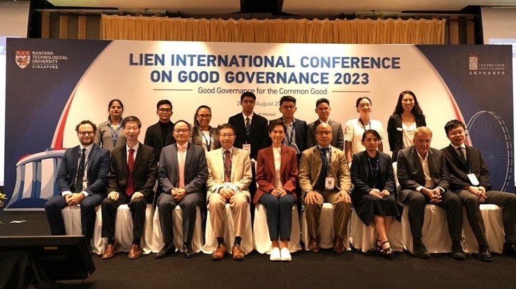 與會嘉賓和新書的編者及章節(jié)作者合影。新加坡南洋理工大學供圖