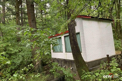 (被保護(hù)在房子內(nèi)的泉眼連接著管道 央視網(wǎng)記者 王靜遠(yuǎn) 攝)