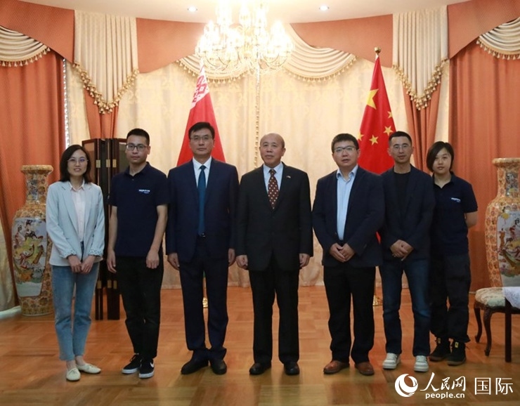 謝小用大使與人民網記者合影。