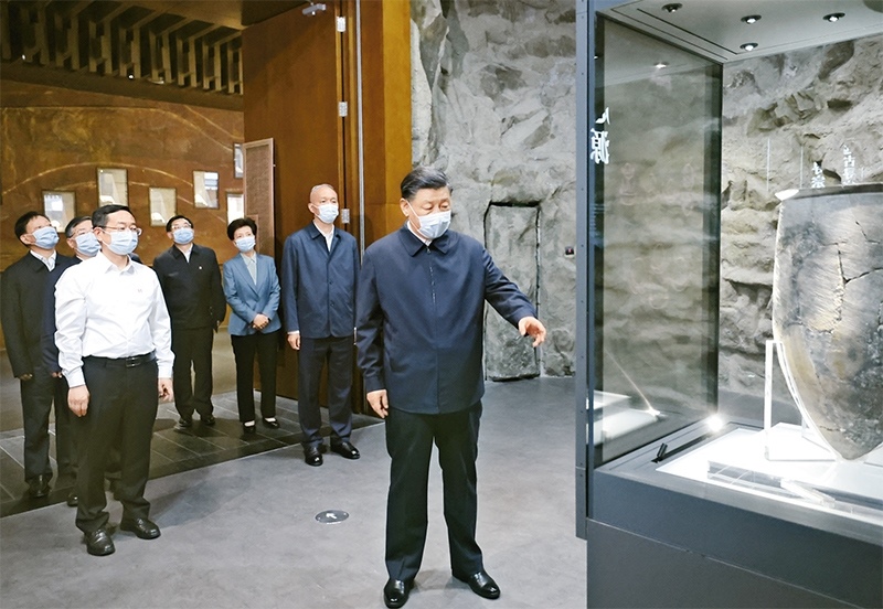 2023年6月2日，中共中央總書記、國家主席、中央軍委主席習(xí)近平在北京出席文化傳承發(fā)展座談會(huì)并發(fā)表重要講話。這是座談會(huì)前，習(xí)近平2日下午在中國歷史研究院考察。 新華社記者 鞠鵬/攝
