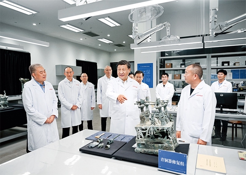 2023年7月25日至27日，中共中央總書記、國家主席、中央軍委主席習(xí)近平在四川考察。這是26日下午，習(xí)近平在位于德陽市廣漢市的三星堆博物館文物保護(hù)與修復(fù)館，同現(xiàn)場工作人員親切交流。 新華社記者 謝環(huán)馳/攝