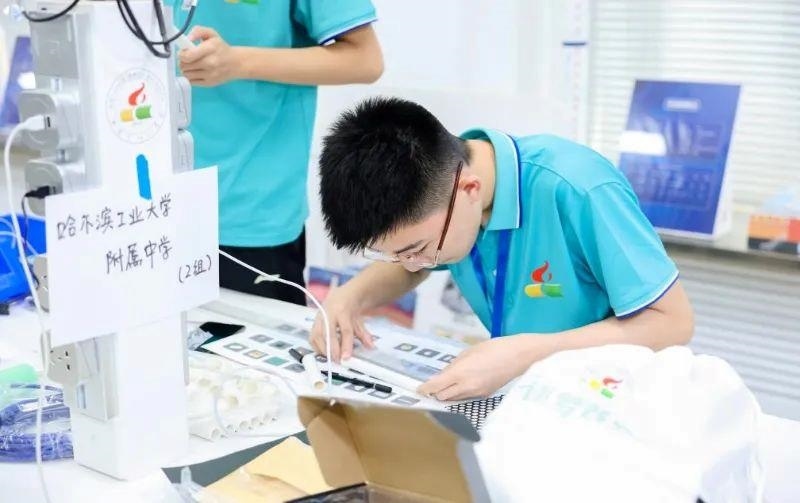 △今年7月，“逐夢蒼穹”科技主題教育活動在北京市八一學校舉辦。來自全國各地的百余名師生，在動手實踐中學習航天知識、提高創(chuàng)新能力。