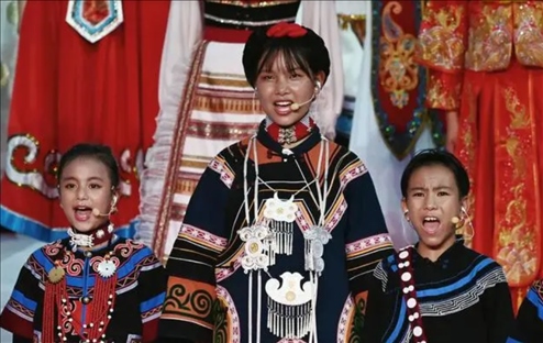 △今年7月，在成都大運會開幕式上，從大山深處走來的孩子們，自信地站在舞臺中央，以歌聲表達對未來的憧憬。