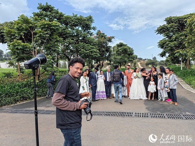 一對新人和親友在亞的斯亞貝巴友誼廣場合影。人民網(wǎng)記者 陳星星攝