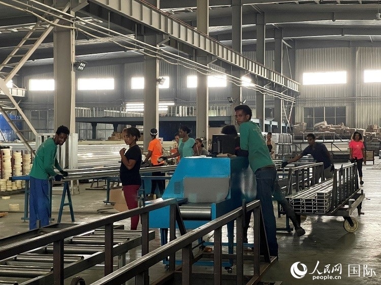 東方工業(yè)園華嘉鋁業(yè)生產(chǎn)車間。人民網(wǎng)記者 趙艷紅攝