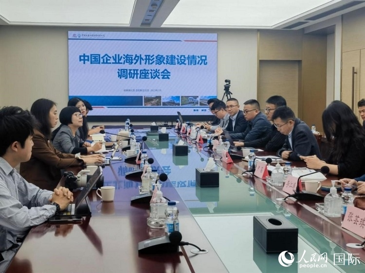 埃塞俄比亞中國商會企業(yè)代表與人民網(wǎng)記者座談。人民網(wǎng)記者 劉寧攝