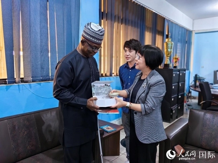 人民網(wǎng)監(jiān)事會主席唐維紅（右一）帶隊訪問尼日利亞通訊社，與該社總裁布克·龐勒（左一）交流。人民網(wǎng)記者 陳星星攝