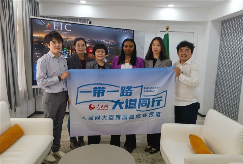 埃塞俄比亞投資委主任萊利斯（右三）、萬巧云（左二）與人民網(wǎng)記者合影。