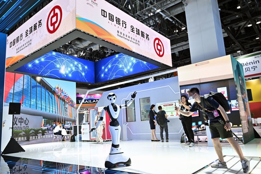 9月1日，媒體記者在國家會議中心中國銀行展臺拍攝一款迎賓接待機器人。新華社記者 李鑫 攝