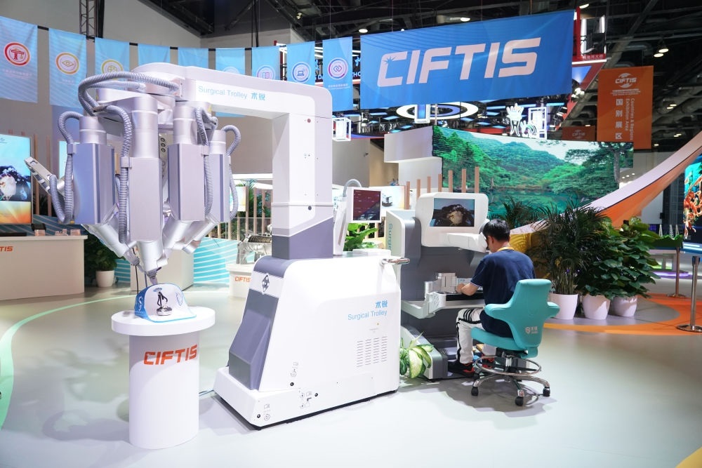 這是9月1日在國家會議中心拍攝的一款單孔腔鏡手術(shù)機器人。新華社記者 任超 攝