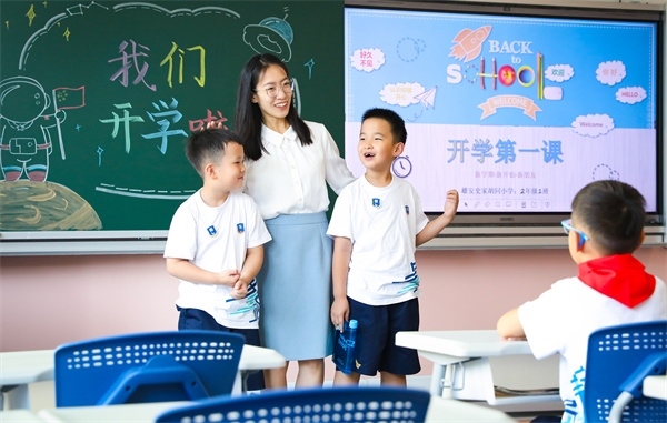 8月30日，雄安史家胡同小學(xué)學(xué)生體驗(yàn)學(xué)校生活。