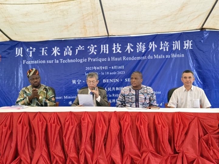 8月9日，2023年貝寧“玉米高產(chǎn)實用技術(shù)培訓班”開班儀式在位于塞梅波吉市的中國援貝寧農(nóng)業(yè)技術(shù)示范中心舉行。
