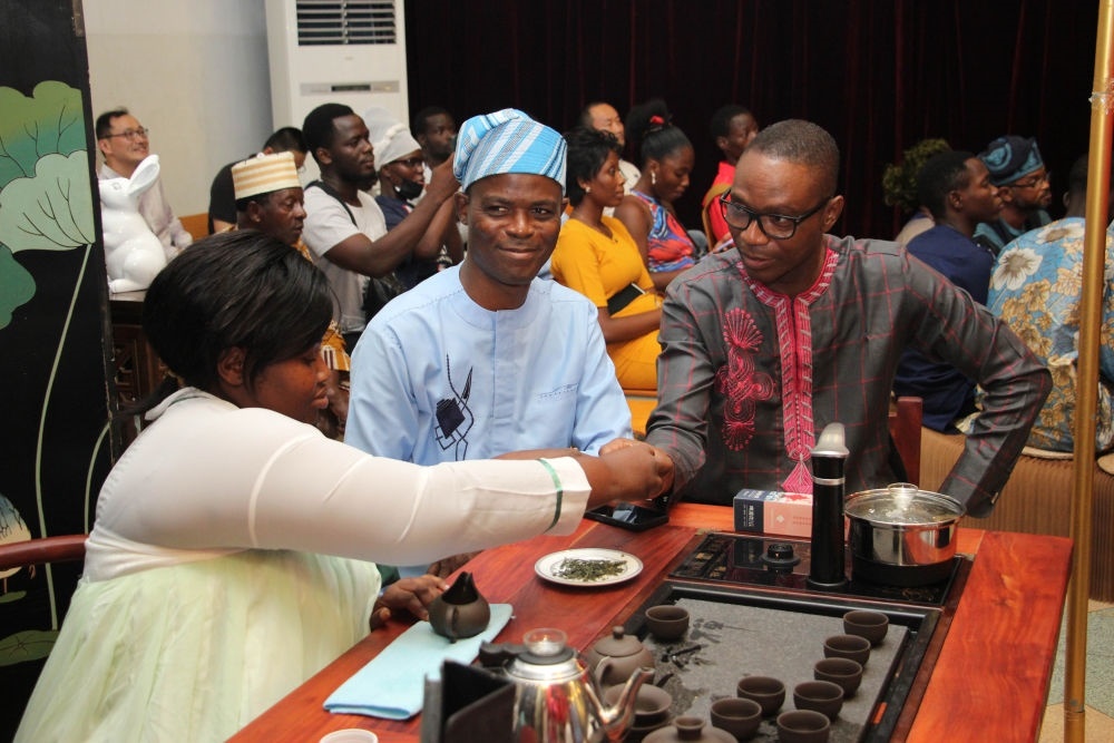 人們在貝寧科托努貝寧中國文化中心“茶和天下·雅集——青島有禮”文化交流活動上品茶。