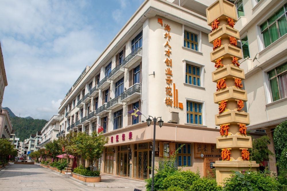 浙江溫州文成縣玉壺鎮(zhèn)是全國著名僑鄉(xiāng)。近年來，當(dāng)?shù)胤e極搭建平臺，吸引華僑回鄉(xiāng)創(chuàng)業(yè)。圖為該鎮(zhèn)的海外人才創(chuàng)業(yè)示范街