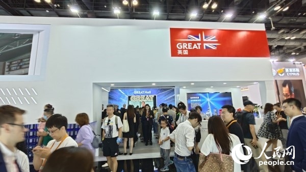 9月3日，英國館吸引參展觀眾駐足。人民網(wǎng)記者 趙雯博攝