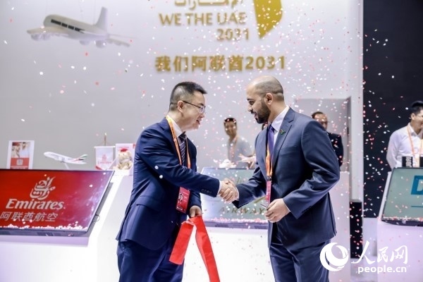 9月3日，阿聯(lián)酋駐華大使館臨時代辦、副館長哈利德·沙赫參贊與中國貿促會聯(lián)絡部二級巡視員楊曉軍揭幕阿聯(lián)酋國家館。圖片由阿聯(lián)酋駐華大使館提供