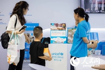 9月2日，觀眾駐足聯(lián)合國兒童基金會展館。圖片由聯(lián)合國兒童基金會提供