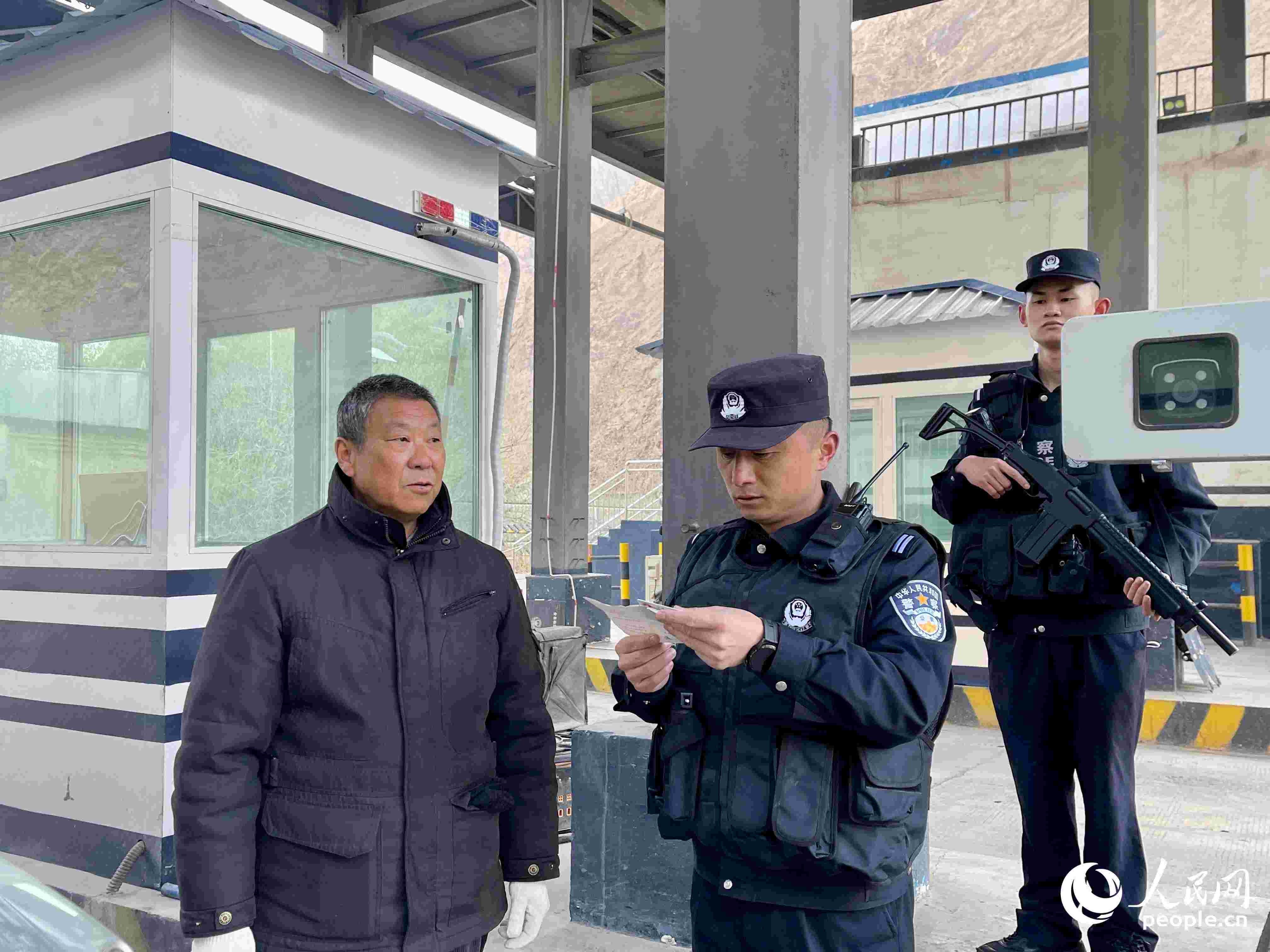 2023年5月10日，在庫地邊境檢查站，陳暢核對進(jìn)出邊境管理區(qū)人員信息。人民網(wǎng) 周靜圓攝