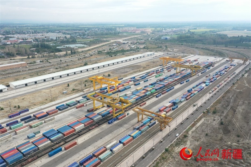 8月8日，在霍爾果斯口岸換裝廠區(qū)，工人正在進(jìn)行吊箱作業(yè)。 人民網(wǎng)記者 張力洋攝