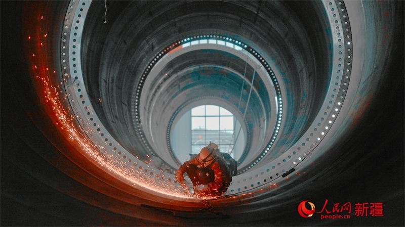 中國(guó)水利水電四局（塔城）裝備制造基地，工人們正在開(kāi)展作業(yè)。 人民網(wǎng) 李欣洋攝