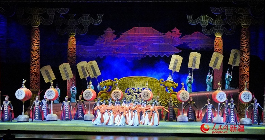 第六屆中國(guó)新疆國(guó)際民族舞蹈節(jié)開(kāi)幕式上演出的歷史題材舞劇《張騫》。 人民網(wǎng) 李欣洋攝