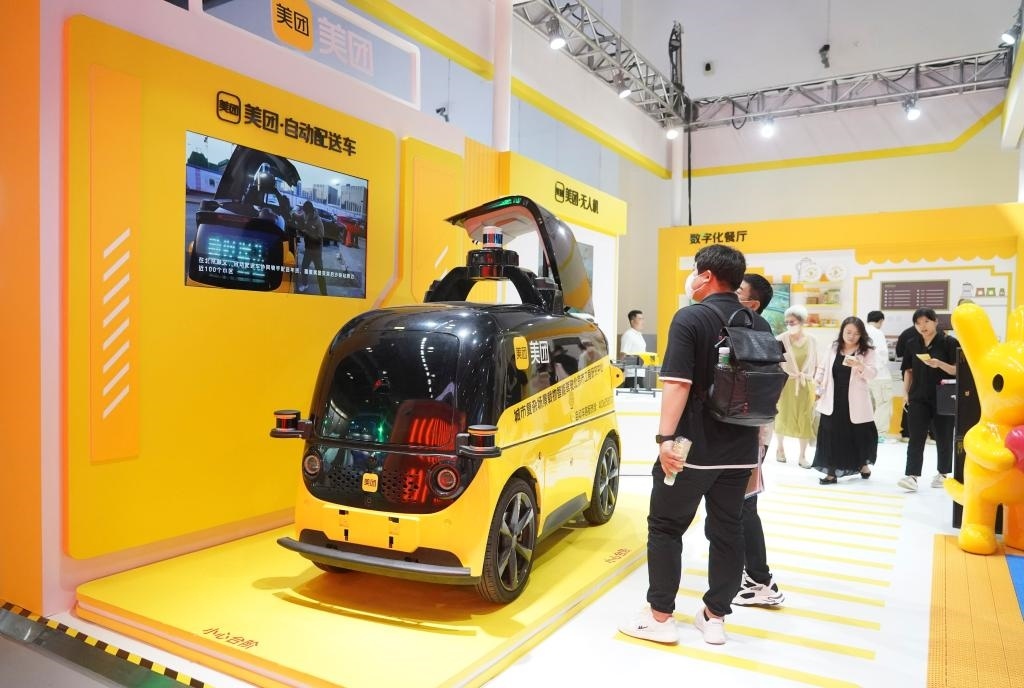 9月4日，在2023年服貿(mào)會國家會議中心美團展臺，觀眾參觀一款自動配送車。新華社記者 劉嶺逸 攝