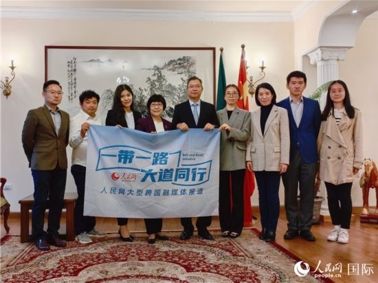 胡長春大使、駐非盟使團工作人員與人民網(wǎng)記者合影。