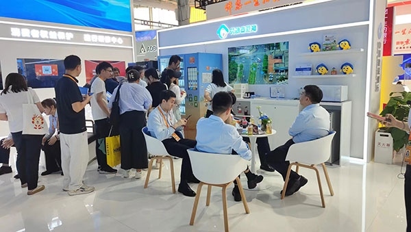 銀行機(jī)構(gòu)“勞動者港灣”的服務(wù)理念，吸引觀展群眾上前咨詢。人民網(wǎng)記者 李彤?dāng)z