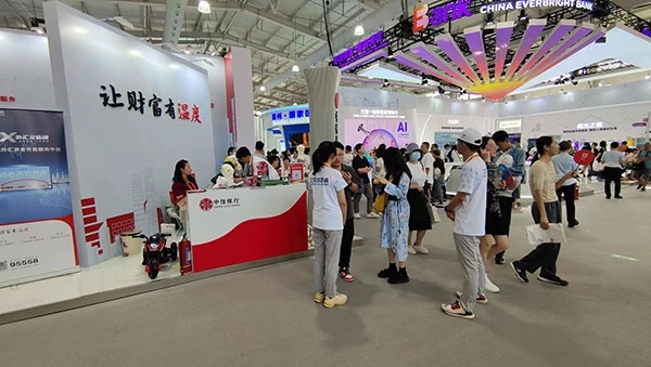 在銀行展臺，“溫度”成為了高頻詞匯。人民網(wǎng)記者 李彤?dāng)z