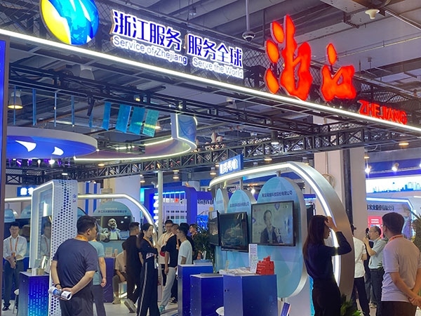 在浙江省交易團(tuán)展區(qū)，數(shù)字支付技術(shù)吸引了觀展群眾的目光。人民網(wǎng)記者 李彤?dāng)z