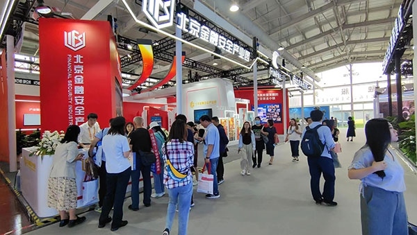 金融安全、投資者教育是金融服務(wù)展區(qū)知識科普的重要展示環(huán)節(jié)。人民網(wǎng)記者 李彤?dāng)z