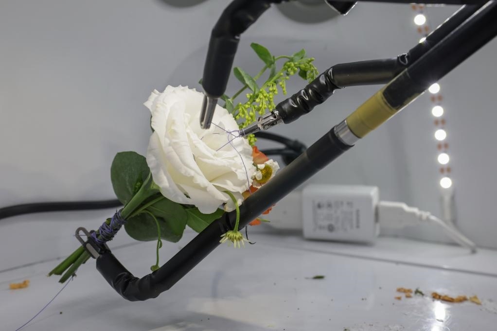 9月4日，在服貿(mào)會(huì)首鋼園區(qū)北京友誼醫(yī)院展臺(tái)，圖邁單臂腔鏡手術(shù)機(jī)器人用手術(shù)線打結(jié)。新華社記者 張玉薇 攝