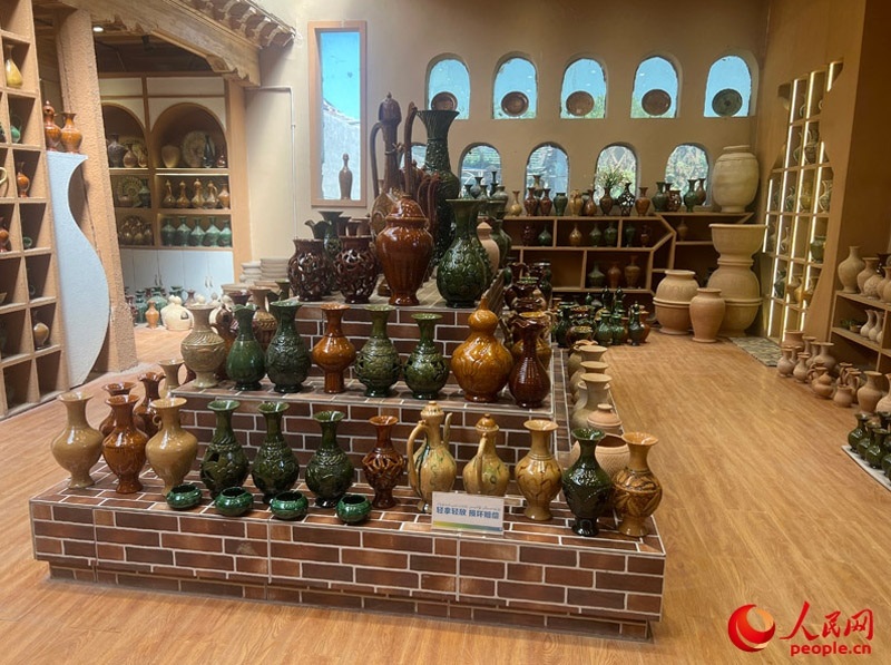 土陶展覽館內(nèi)展示的精美土陶制品。人民網(wǎng)記者 常雪梅攝