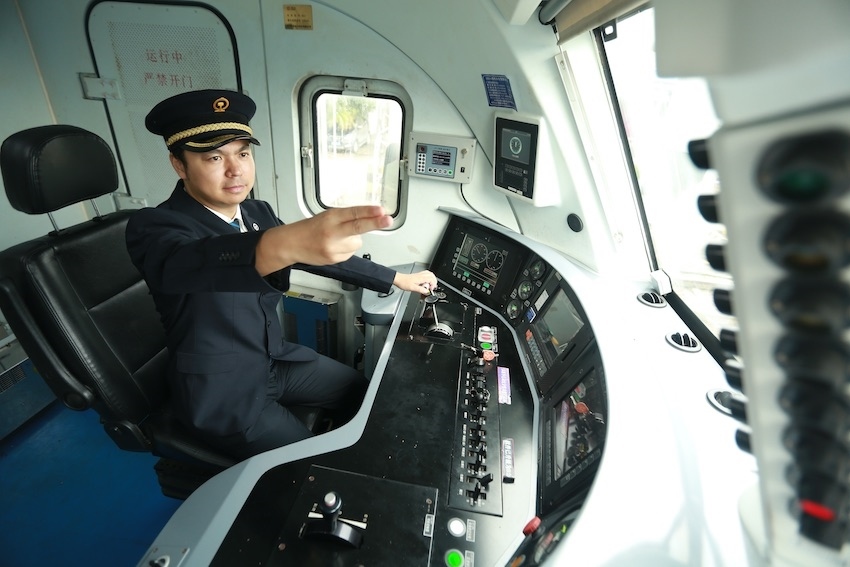 發(fā)車前，仲俊斕確認(rèn)儀表、指示燈狀態(tài)正常。成都機(jī)務(wù)段供圖