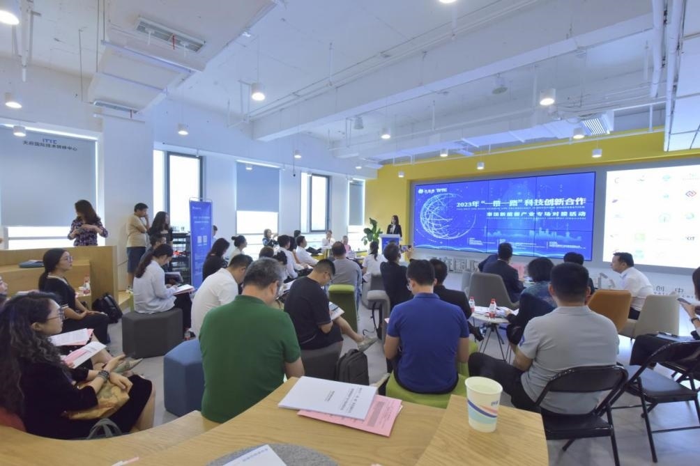 在天府國(guó)際技術(shù)轉(zhuǎn)移中心承辦的2023年“一帶一路”科技創(chuàng)新合作——泰國(guó)新能源產(chǎn)業(yè)專場(chǎng)對(duì)接活動(dòng)中，中泰企業(yè)機(jī)構(gòu)達(dá)成了合作意向。天府國(guó)際技術(shù)轉(zhuǎn)移中心供圖