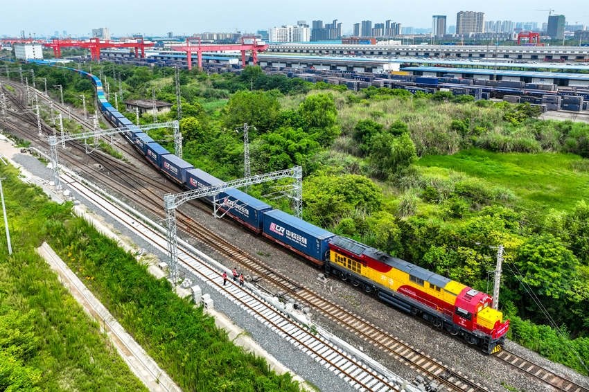 中歐班列（成渝）駛出成都國(guó)際鐵路港。青白江區(qū)委宣傳部供圖