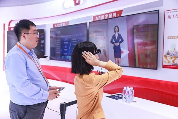 在工商銀行展臺，數(shù)字員工“工曉伴”與觀展游客互動。受訪者供圖