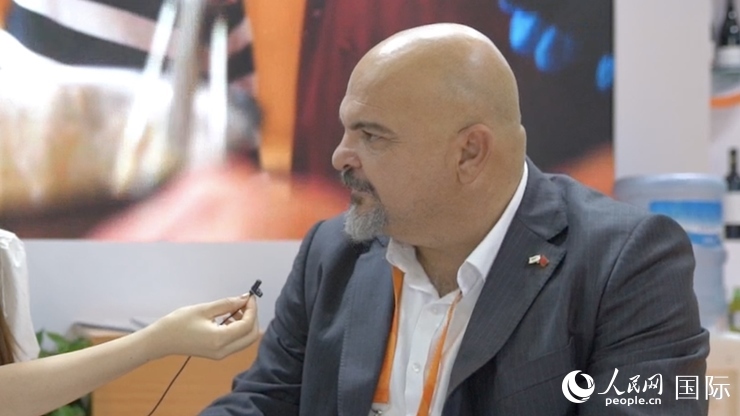塞浦路斯首席經(jīng)濟商務參贊歐陽路接受記者采訪。人民網(wǎng) 王禹蘅攝