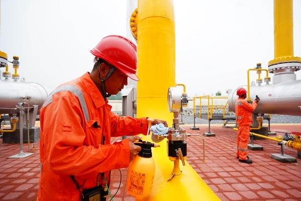 西氣東輸湖廣輸氣分公司員工在投產(chǎn)現(xiàn)場(chǎng)進(jìn)行天然氣驗(yàn)漏檢測(cè)。唐瑋峰攝
